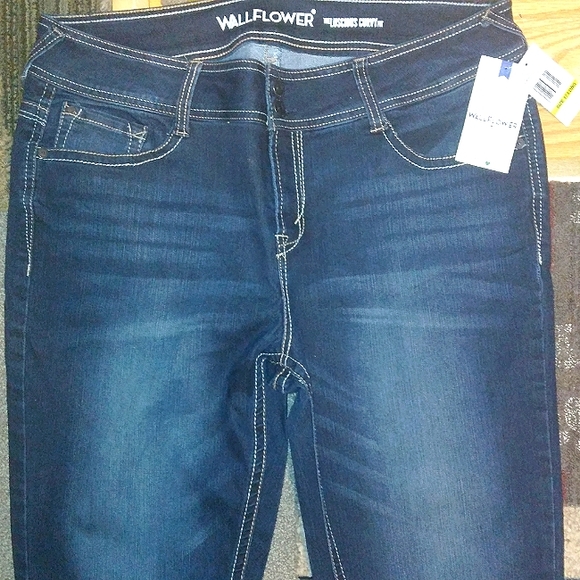 NWT☆Awesome Juniors ☆WALLFLOWERS☆The Luscious Curvy☆Bootcut Jeans - Picture 7 of 14